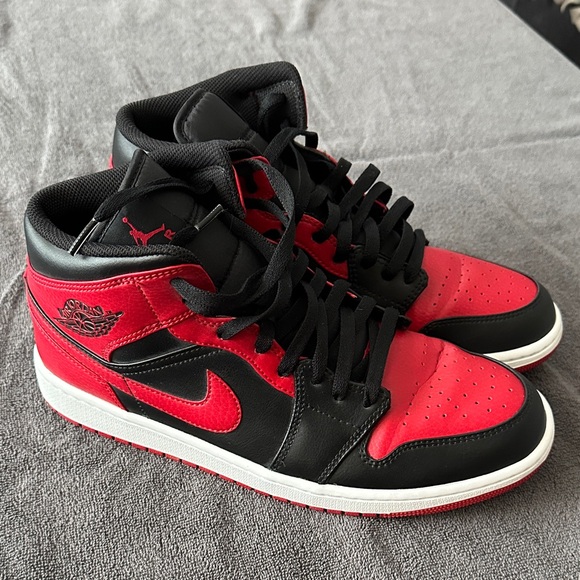 Nike Air Jordan 1 Mid ‘Banned’